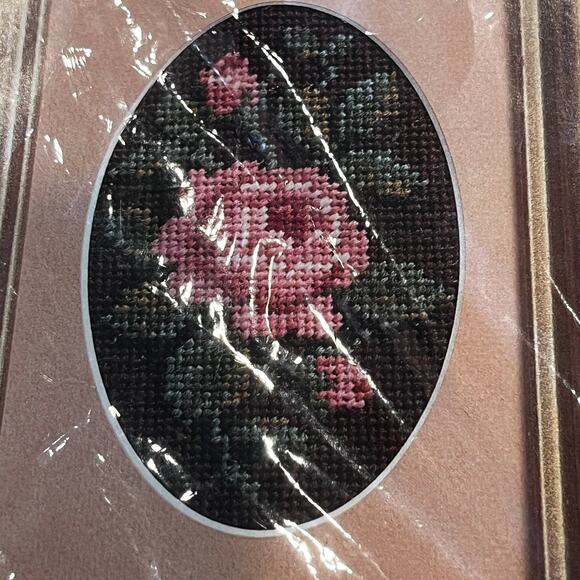 Vintage Embroidery Kit Cabbage Rose and Daisies #0144 The Creative Circle - Picture 2 of 5